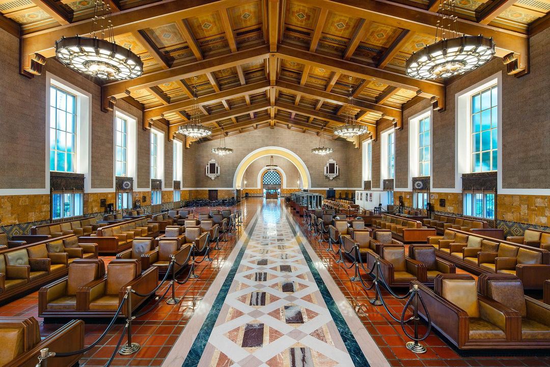 Looking for a new spot to read? 👀 Head to the @unionstationla & make yourself comfortable. Pull out your favorite book & listen to the footsteps of travelers echoing through the grand hall 📖 Check out our guide to spots in L.A. to read: bit.ly/2Adhi8X #discoverLA