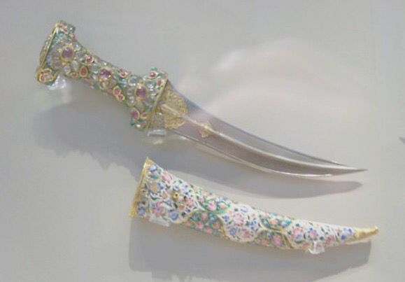 < Y Usamah creía que lo mejor era ofrecerla a alguien que supiese valorar sus hazañas. Y, por lo que había oído, era el adecuado. 

Dejó junto a las ofrendas la daga con el sello de la Mano de Midas, el último obsequio de su abuelo. Y con ella, todos sus recuerdos de guerra.