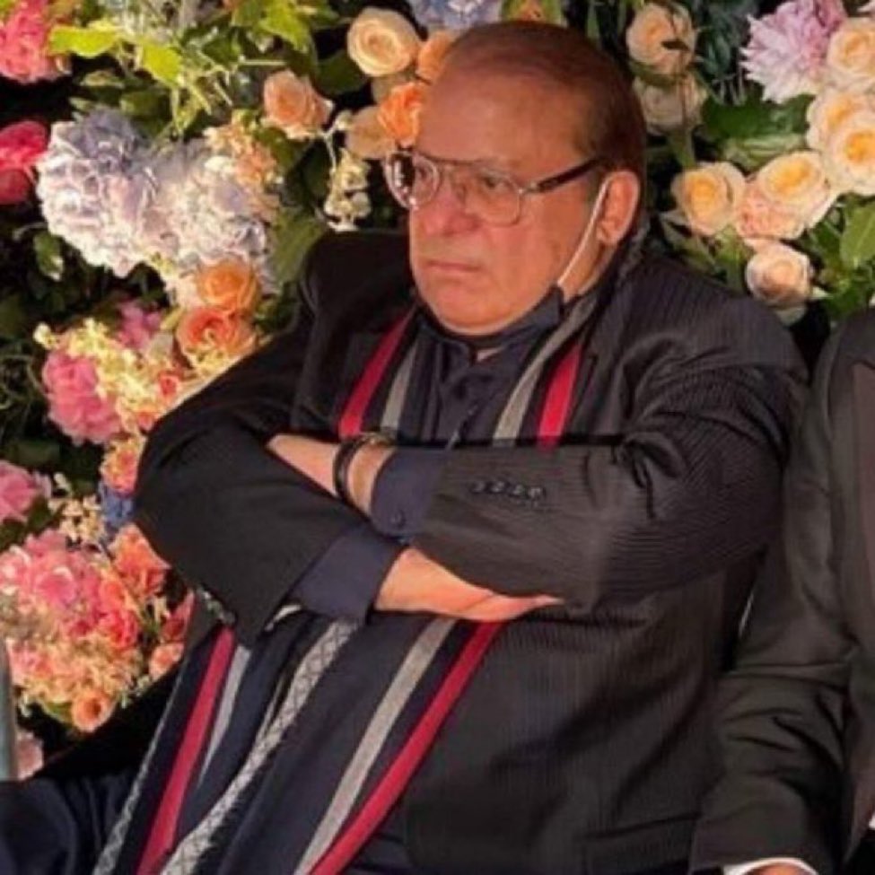 Jooookeeeerrrr's tweet photo. مجھے کوئ پیسہ نہیں دیتا اسلیے میں چوری کرتا ہوں ۔ https://t.co/0gR69GEZx8