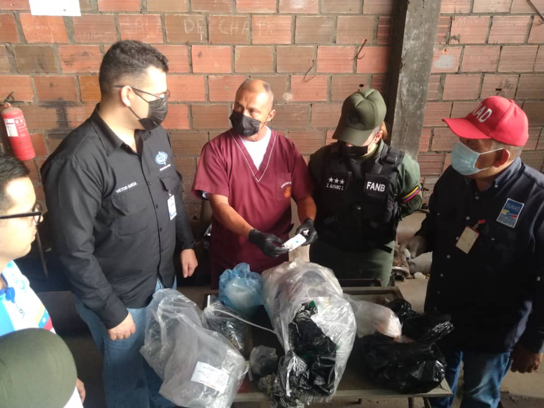 snantidrogas_ve's tweet photo. 👉La Sunad incineró 14 kilos con 751 gramos y 260 miligramos de drogas en el galpón "Láminas de Venezuela", en el municipio Pedro Maria Ureña del estado Táchira. https://t.co/bZZlSyHIeu