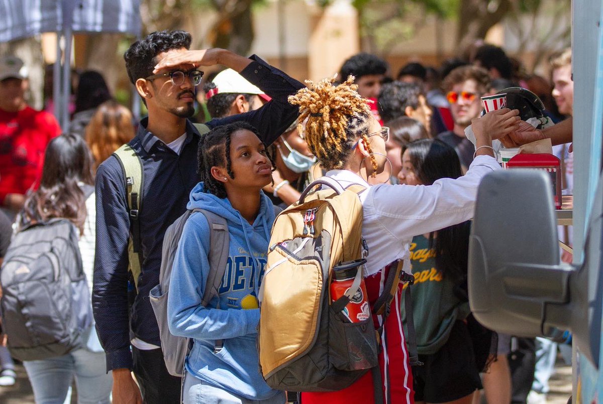 UTAScienceDean's tweet photo. Enjoyed meeting new and returning students and mingling with our great student orgs in @UTAScience. 

Thanks to everyone who joined us for the Breezeway Bash today, wishing you all the best this semester. 

#MaverickScience https://t.co/AKRhjjLROd