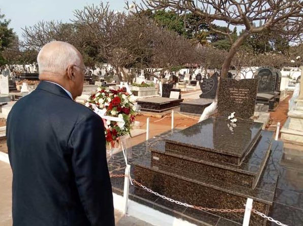RadioHabanaCuba's tweet photo. 🇨🇺 || El #viceprimer #ministro de #Cuba Ricardo Cabrisas rindió este lunes #homenaje póstumo en #Angola al comandante Raúl Díaz-Argüelles, símbolo de la #solidaridad #internacionalista de la isla con los pueblos africanos.

@radio_cubana 
👉🏼 https://t.co/kXb95RUvYo https://t.co/8VQ3rcz6Lt