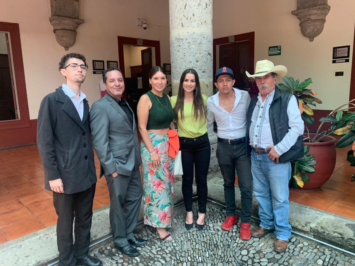 CavaMiramontes's tweet photo. @MariaPadillaRom DIP. FUÉ UN PLACER SALUDARLA EN HONOR A SU CUMPEAÑOS. https://t.co/750XPwOAsH