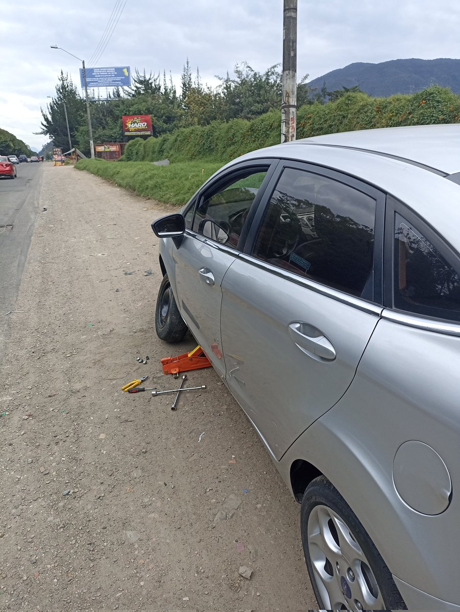 jhoncharry03's tweet photo. Sres @idubogota que impotencia tener que lidiar con los huecos de antaño de la autonorte antes del peaje Andes. Ayer se me estalló una llanta. Por qué tantos años y nadie se ocupa de esa vía? @ClaudiaLopez da mucha rabia pagar impuestos de movilidad y que esto siga siempre así. https://t.co/F53rvbNdtA