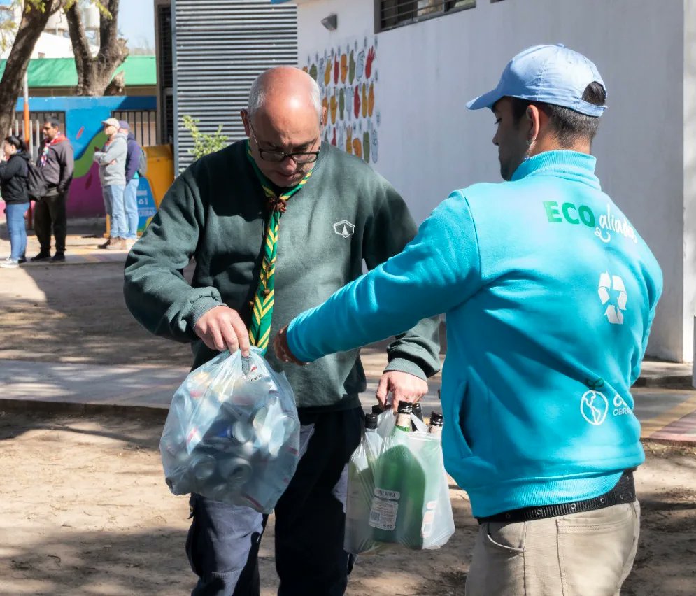 promocytmunicba's tweet photo. Punto de EcoCanje, Muraleada ReciclArte y una campaña de Forestación, fueron los tres ejes de participación comunitaria en esta propuesta para hacer una ciudad mas sostenible. ♻️🌱🎨😍

#ParquesEducativosMuniCba #TodoElAño #EducacionMuniCba #CadaDíaMejor #CordobaCapital https://t.co/psfaP7uXR8