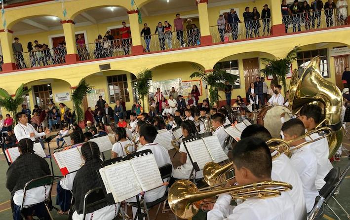 CuartaPlana's tweet photo. Magia musical en la Sierra Norte de #Oaxaca; Cinco bandas le dieron el toque alegre, solemne y místico a la festividad de la Asunción en #Totontepec.
#Enterate #Noticias #Oaxaca @Betillocruz @raulfrancov @pedrolceballos @buho_botero @jaimeguerrero08
https://t.co/WivZVKJLDe https://t.co/zh9dSMGQlG