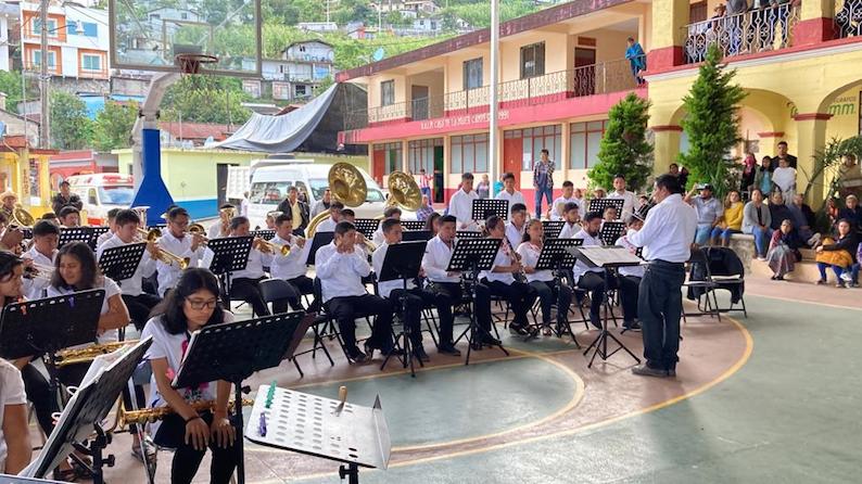 CuartaPlana's tweet photo. Magia musical en la Sierra Norte de #Oaxaca; Cinco bandas le dieron el toque alegre, solemne y místico a la festividad de la Asunción en #Totontepec.
#Enterate #Noticias #Oaxaca @Betillocruz @raulfrancov @pedrolceballos @buho_botero @jaimeguerrero08
https://t.co/WivZVKJLDe https://t.co/zh9dSMGQlG
