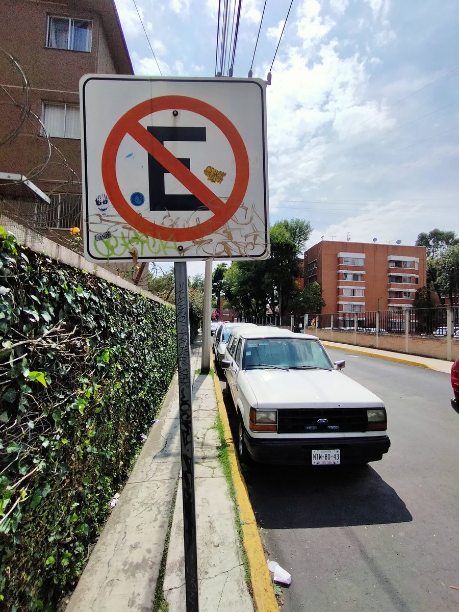 ohzuniga's tweet photo. Vecinos, se que momento se convirtió en estacionamiento parte de la calle de cañaverales, pese a los señalamientos de  NO ESTACIONARSE, a tal grado de que ya nuestros amigos del condominio de los Sauces ya apartan lugares 
@supercivicosmx
@TlalpanAl
@SSC_CDMX 
@alfagonzalezm https://t.co/hbbPK1PJsh