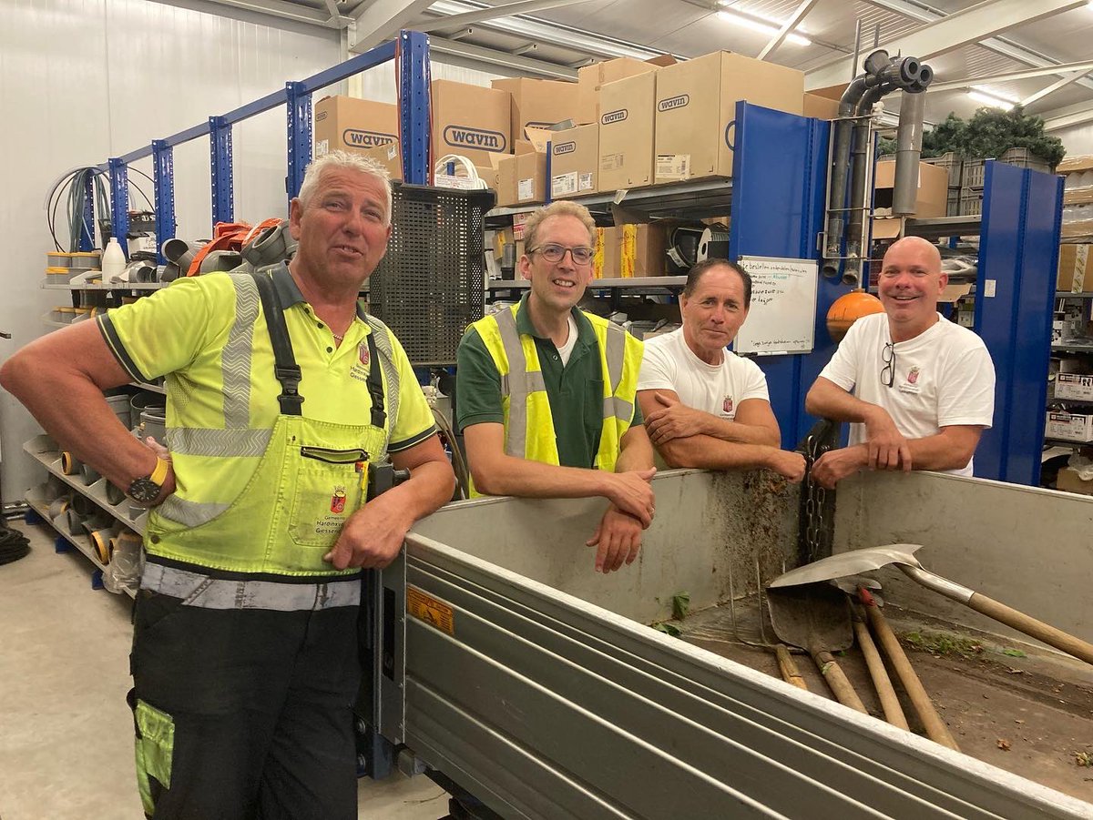 ArjanMeerkerk's tweet image. Leuk inkijkje gekregen tijdens meeloopmiddag met de groenmedewerkers uit het wijkteam Boven-Hardinxveld en medewerkers van de technische dienst. Een prachtig team met grote diversiteit aan kwaliteiten! #riolering #groen #onderhoud