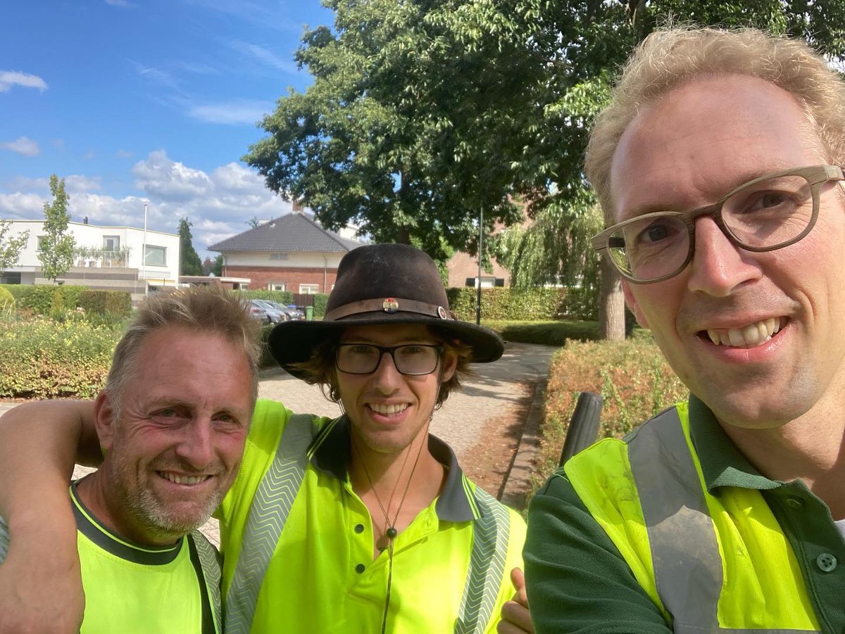ArjanMeerkerk's tweet image. Leuk inkijkje gekregen tijdens meeloopmiddag met de groenmedewerkers uit het wijkteam Boven-Hardinxveld en medewerkers van de technische dienst. Een prachtig team met grote diversiteit aan kwaliteiten! #riolering #groen #onderhoud