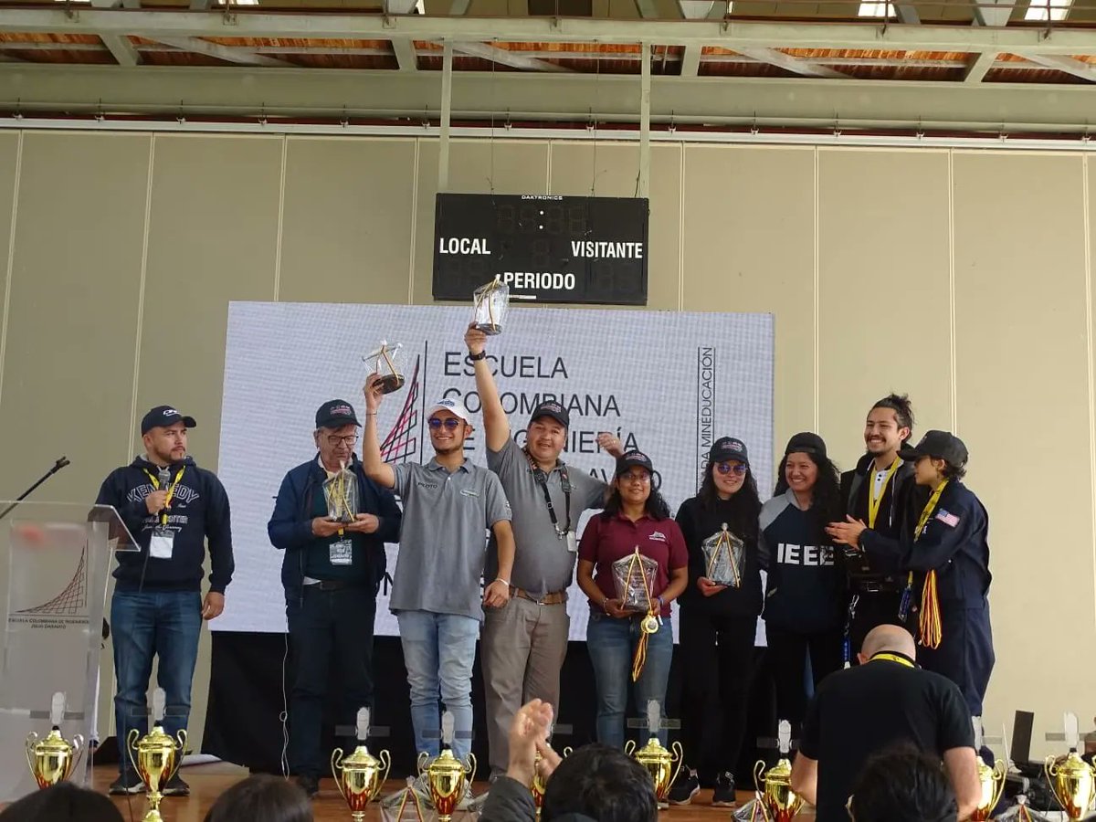 CIAC_'s tweet photo. Durante la jornada de dos días en la que tuvo lugar nuestra #ZagiRace2022 se vivieron múltiples retos para los grupos participantes de diferentes universidades, en las categorías de Radiofrecuencia (RF), Inteligencia artificial (IA) y competencia entre profesionales.
#Zagi #CIAC https://t.co/cpKIc7HXQF