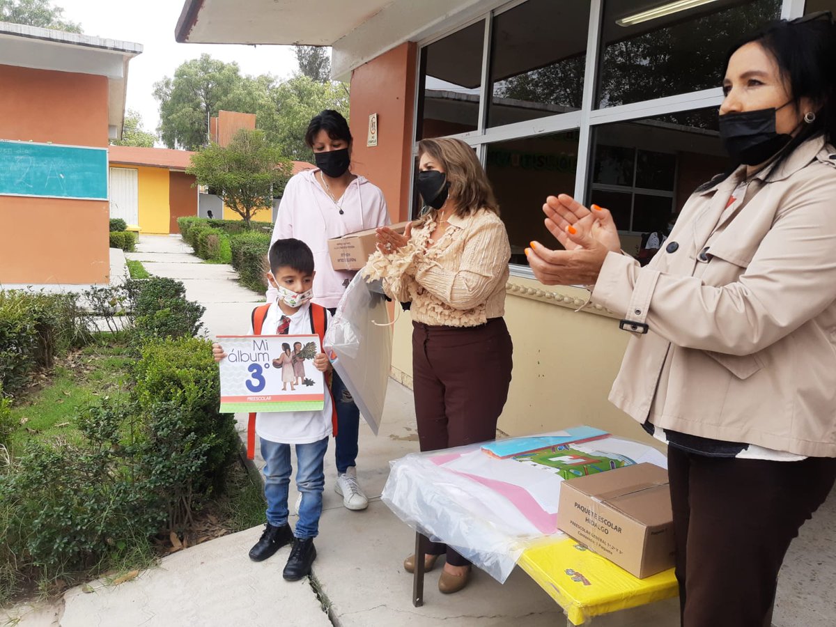 Jardín de Niños Calmécac #Tizayuca. Zona 68 Sector 22. Entrega de libros de texto y útiles escolares con presencia de la Supervisora, padres de familia y autoridades del plantel. #RegresoAClases.