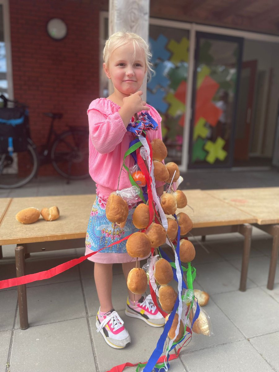 Corbiemond's tweet image. Levend erfgoed! Prachtige Grunneger #traditie : De onvolprezen stoetboom. 

Dochter Yvon ontving hem vandaag tezamen met haar klasgenootjes uit groep 3 van Basisschool ‘t Maar te #Spijk @SPIJK_NET @provgroningen
