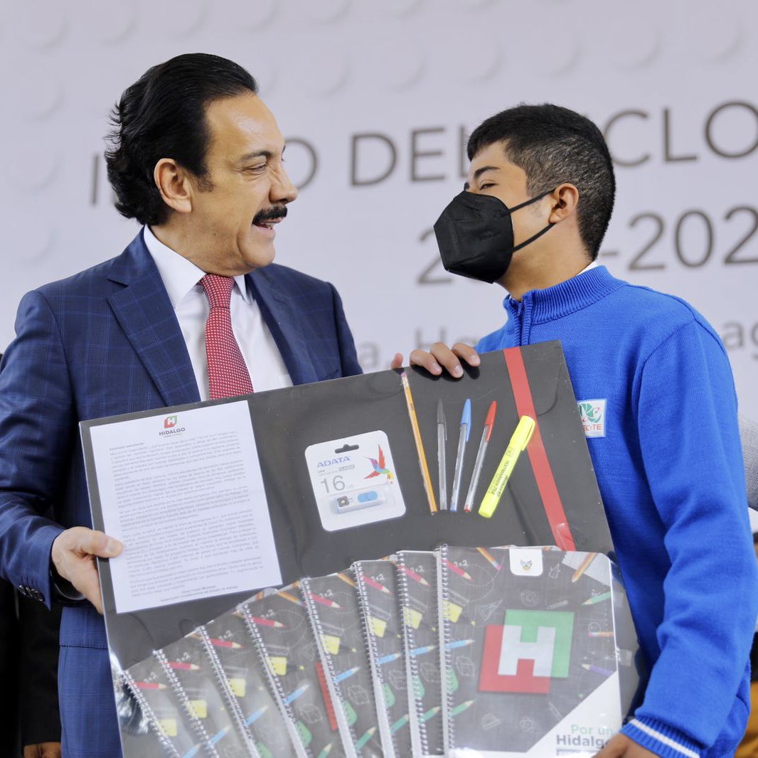 En mi gestión, llevamos a niñas, niños y jóvenes, desde Primaria hasta nivel Medio Superior, más de 10 millones de útiles escolares, uniformes, libros de texto y aplicaciones informáticas gratuitos.