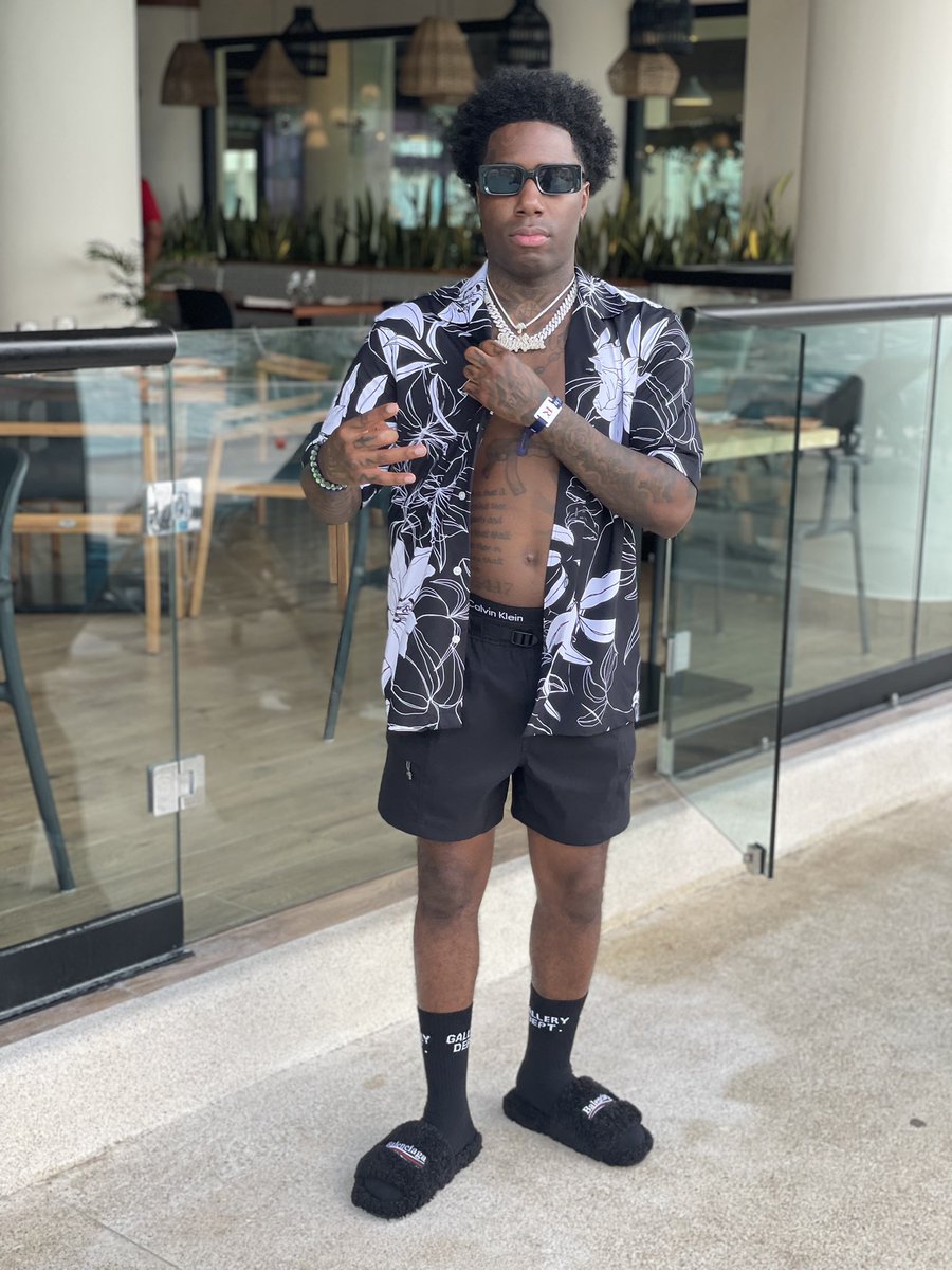bomargiela's tweet photo. Come get ya own view on me people be lying, hating &amp; hurt. https://t.co/jmU5vu6vvy
