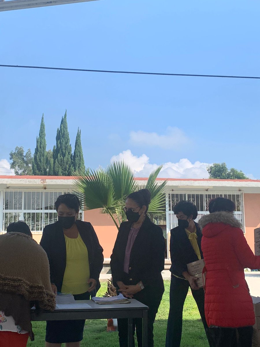 Jardín de Niños El Pipila, zona 14 sector 18 #Zapotlán, #RegresoAClases. Personal educativo de la institución realiza entrega de útiles escolares y libros de texto gratuitos a madres y padres de familia.