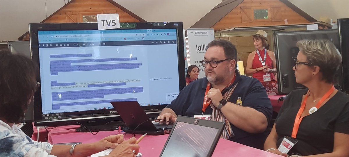 StephFizailne's tweet photo. #Ludovia19 @freddav_2 présente différents outils de #LaDigitale pour impliquer davantage les élèves à l'aide de #Digipad #Digidoc #Digistorm. Ils leur permettent de collaborer, interagir, liker, écrire des commentaires, ... https://t.co/nwCAkzVKht