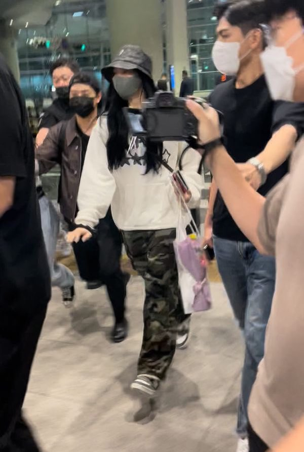 lesblinkot4's tweet photo. #Lisa acaba de llegar a Corea, descansa reina, lo hiciste tan bien en los #VMAs https://t.co/gUH5gmOueW