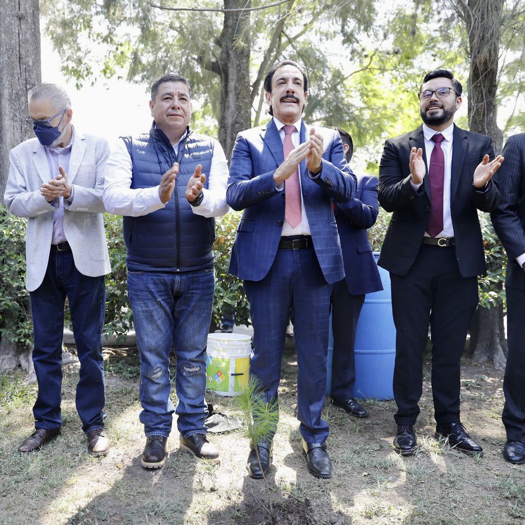 omarfayad's tweet photo. En mi gobierno impulsé el cuidado del medio ambiente 🌱, por ello planté de forma representativa un árbol 🌳 en esta institución educativa de #Chilcuautla. https://t.co/DCqCzKlhHU