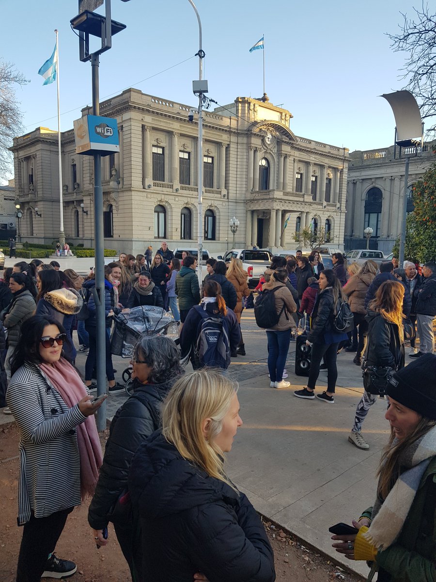 La superintendencia de servicios de salud no está pagando el servicio de profesionales que dan un soporte clave a discapacitados. Este recorte de gastos es nefasto y cobarde. Acá no hay caudal de votos... Los políticos  Argentinos Son lo peor!
