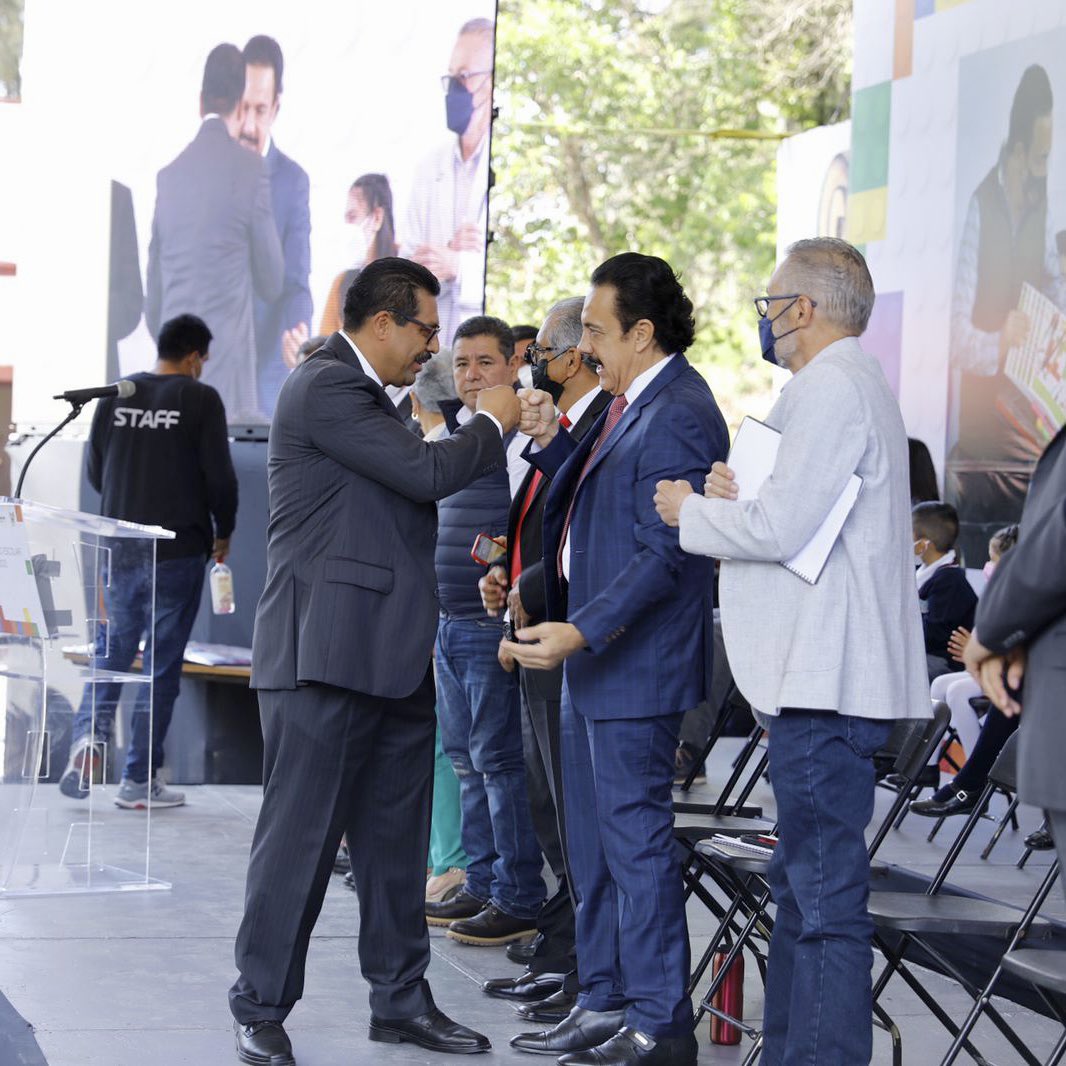 omarfayad's tweet photo. Hoy inicia un nuevo ciclo escolar, por lo que están más cerca de sus metas y sueños. ¡Lo hicimos por ti y por tu familia ✅👨🏻! https://t.co/ZUG4B5BvqB