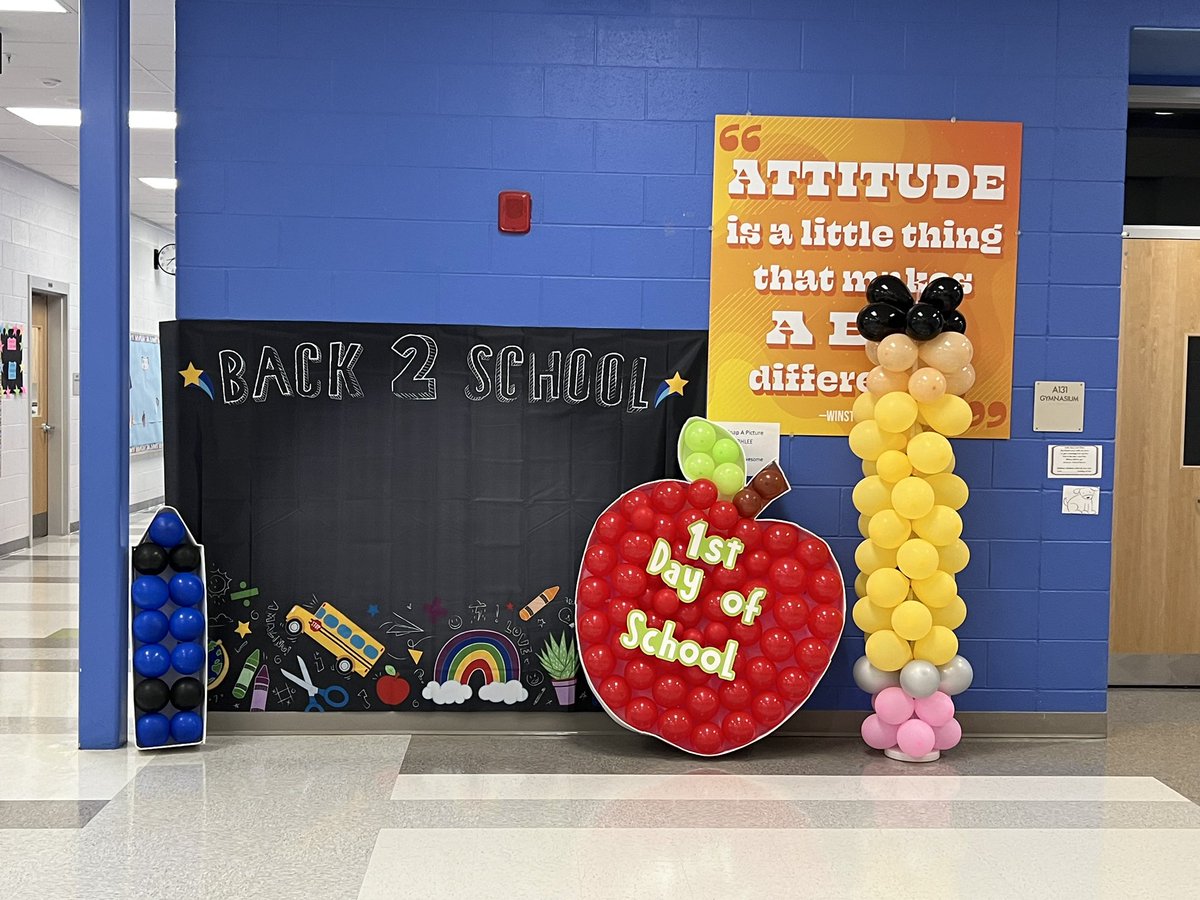 m_taylor419's tweet photo. Happy 1st day 🍎
#AACPSAwesome https://t.co/vRUoW1MrX0