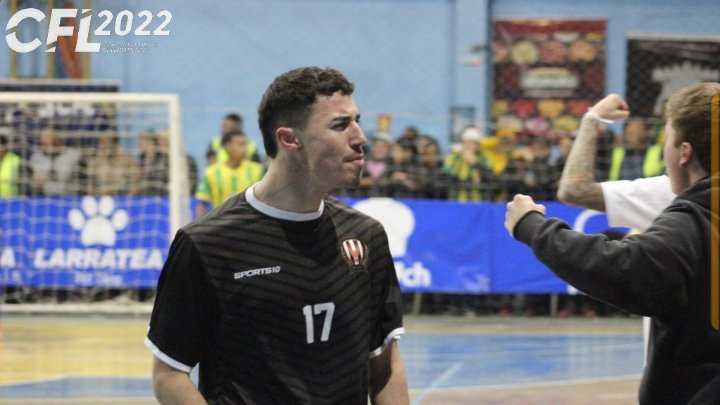 Tem um futuro promissor
Mas não no futebol , pode ser em outra profissão