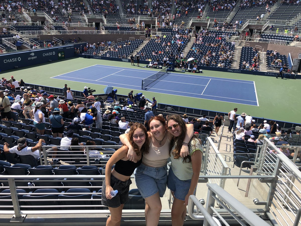 CoachOriani's tweet photo. Big day for BHS Girls Tennis! We took 30 players down to the US Open. An amazing time was had by all the girls and they got to watch a ton of high level tennis matches including Andy Murray! We hope to make it back in the future. @BCSDBulldogs @CoachModica @usopen https://t.co/OeJ1iPhzcF