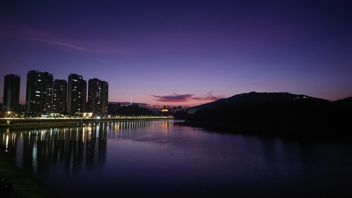 lumdred's tweet photo. SuNSet https://t.co/VdrwtwARq4