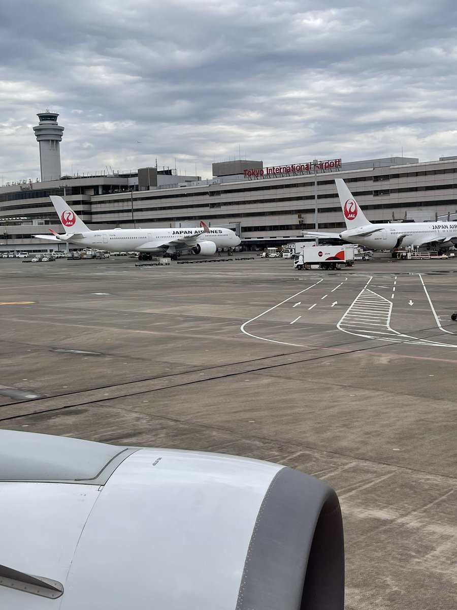 chero999's tweet photo. 羽田空港に着陸✈️
夜景じゃなくてもいいな〜👍
#JAL #羽田空港 #haneda airport #素敵な景色 #旅行 https://t.co/xve2lkbnwE