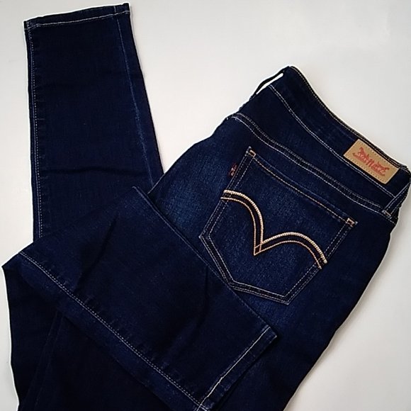 Sojo405's tweet photo. So good I had to share! Check out all the items I'm loving on @Poshmarkapp from @ballow_susan #poshmark #fashion #style #shopmycloset #thailand #levis #danskin: https://t.co/RYW2JvS3Al https://t.co/c28vPWI4bE