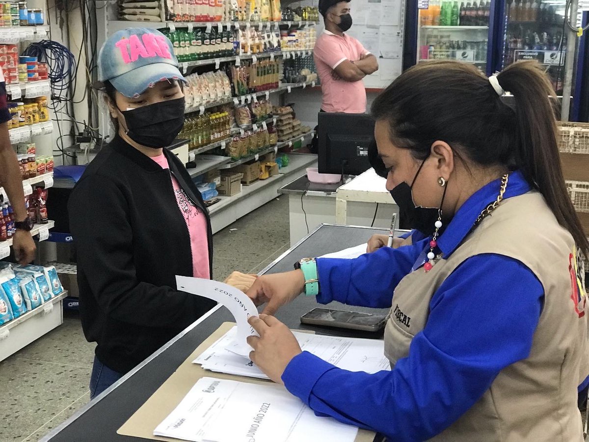 Suptrima's tweet photo. Nuestro equipo de fiscales realizó este 29 de agosto, un operativo  para verificar el cumplimiento de los deberes formales de 24 locales de diferentes ramas comerciales. 

#suptrima #maturín @AnaFuentes_PSUV  #venezuela https://t.co/4A7qYh7s9b