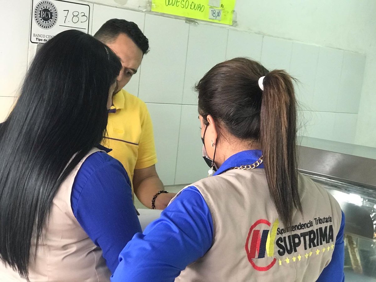 Suptrima's tweet photo. Nuestro equipo de fiscales realizó este 29 de agosto, un operativo  para verificar el cumplimiento de los deberes formales de 24 locales de diferentes ramas comerciales. 

#suptrima #maturín @AnaFuentes_PSUV  #venezuela https://t.co/4A7qYh7s9b