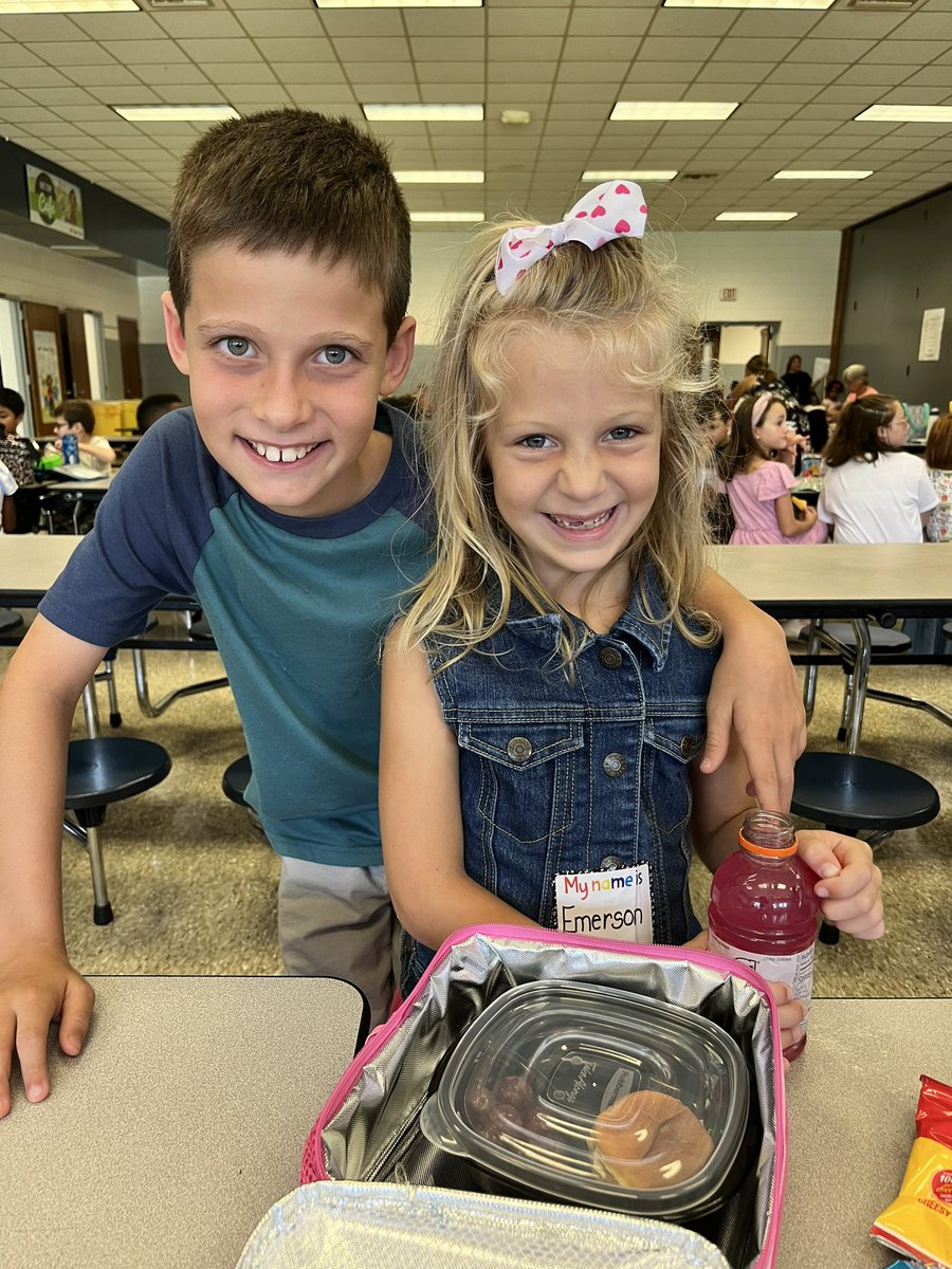 mbhouston05's tweet photo. It was a great first day @SedgeGardenES #WSFCSFirstDayPhotos @BuzzBakewell @LindseyBKennedy @BoomerKennedy https://t.co/L8RXIWAbeq