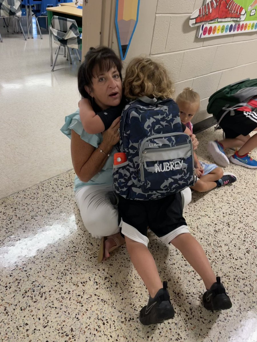 ReadwithAlisha's tweet photo. So thankful for the kindergarten teachers who are there for all the surprise hugs, send pictures of the kids on their very first day and create a Pete the Cat obsession. #wildaboutwhiteoak #bestyearyet https://t.co/mnj0uQRDif