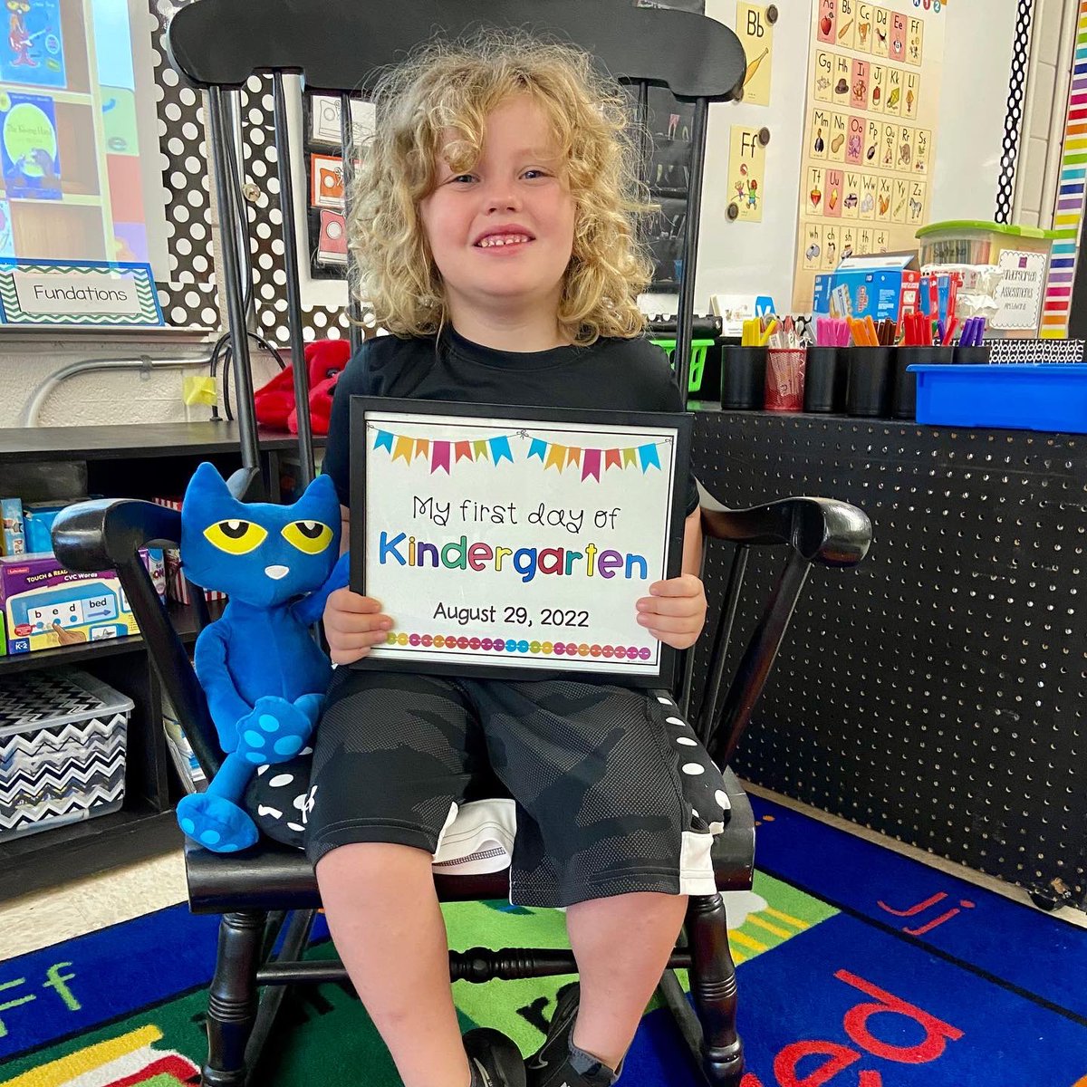 ReadwithAlisha's tweet photo. So thankful for the kindergarten teachers who are there for all the surprise hugs, send pictures of the kids on their very first day and create a Pete the Cat obsession. #wildaboutwhiteoak #bestyearyet https://t.co/mnj0uQRDif
