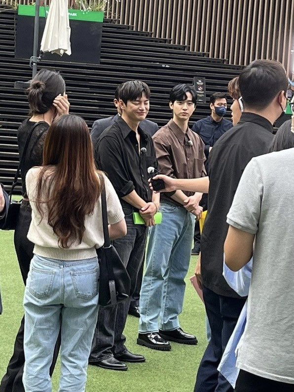 미스테리                         우두머리
꼿꼿                                여유
빨대쫍쫍                         벌컥벌컥
목 끝까지 꽁꽁                허벌셔츠

이도일 박종두 그잡채