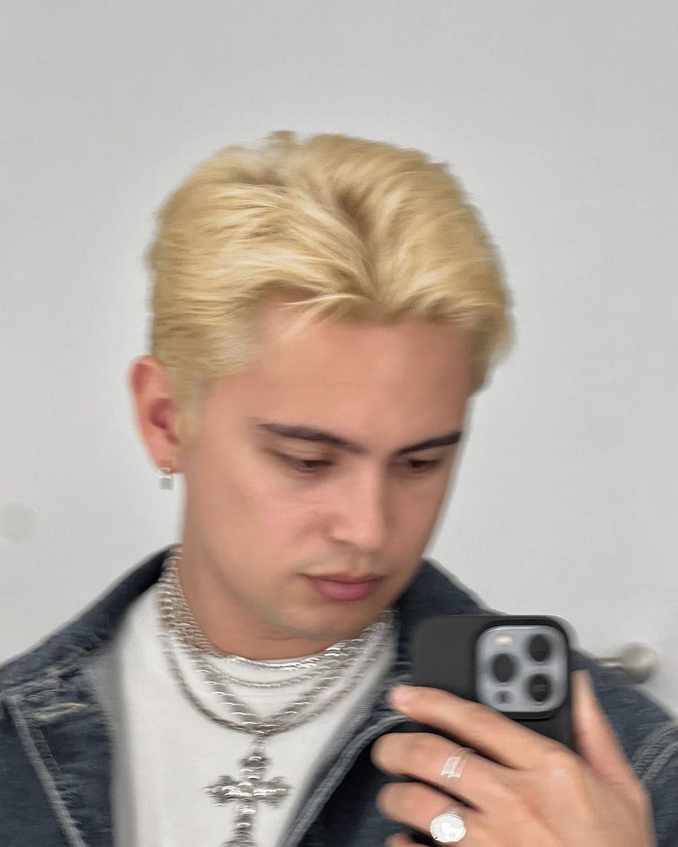 philstarlife's tweet photo. Babe wake up, new James Blonde mirror selfie. 👱‍♂️ Read more about the artist's new hairdo at https://t.co/ZwCWigYRHc.

#JamesReid https://t.co/ED7JuSTIkD