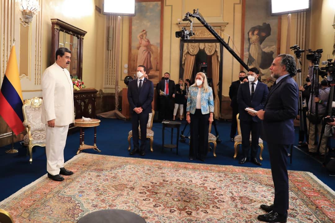 RanderPena's tweet photo. El Pdte @NicolasMaduro recibe cartas credenciales de @AABenedetti quien lo acredita como Embajador de Colombia en la República Bolivariana de Venezuela, este acto expresa la disposición mutua en consolidar un mapa de cooperación binacional para la felicidad de nuestros Pueblos. https://t.co/HuwjwjKcC2
