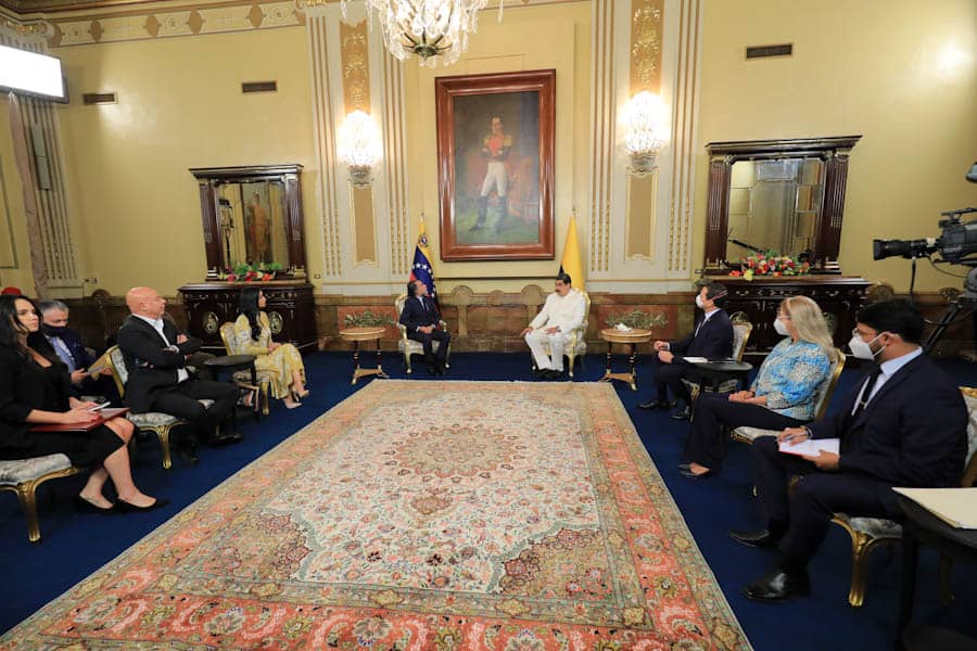 RanderPena's tweet photo. El Pdte @NicolasMaduro recibe cartas credenciales de @AABenedetti quien lo acredita como Embajador de Colombia en la República Bolivariana de Venezuela, este acto expresa la disposición mutua en consolidar un mapa de cooperación binacional para la felicidad de nuestros Pueblos. https://t.co/HuwjwjKcC2