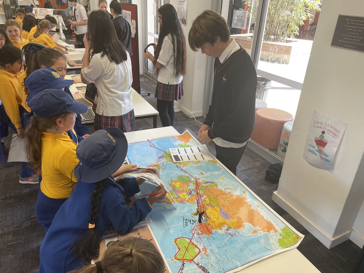 NthSydDem's tweet image. Year 4 students exploring stem projects designed by Year 8 Cammeraygal students on Inspiring Australians @NSWEducation #thedem #cammeraygalhs #communityofschools #stem