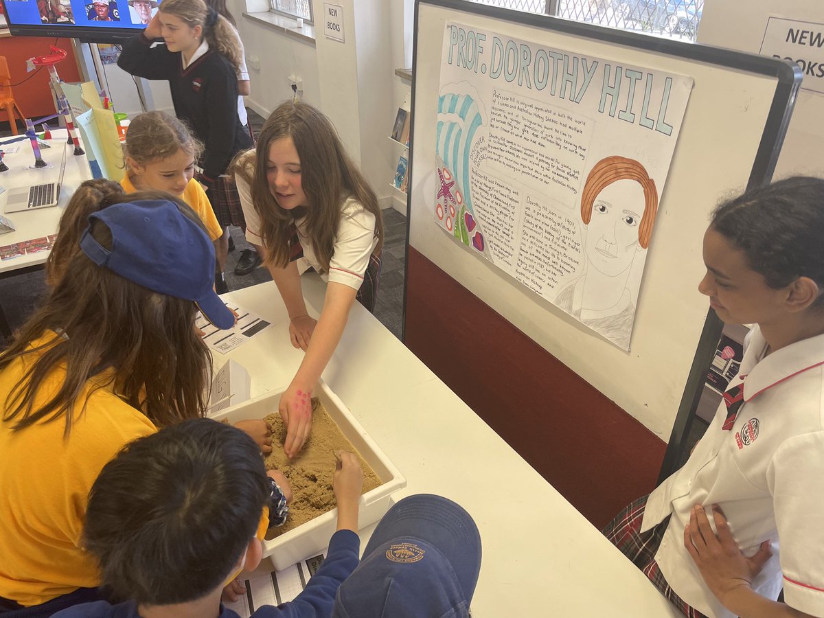 NthSydDem's tweet image. Year 4 students exploring stem projects designed by Year 8 Cammeraygal students on Inspiring Australians @NSWEducation #thedem #cammeraygalhs #communityofschools #stem