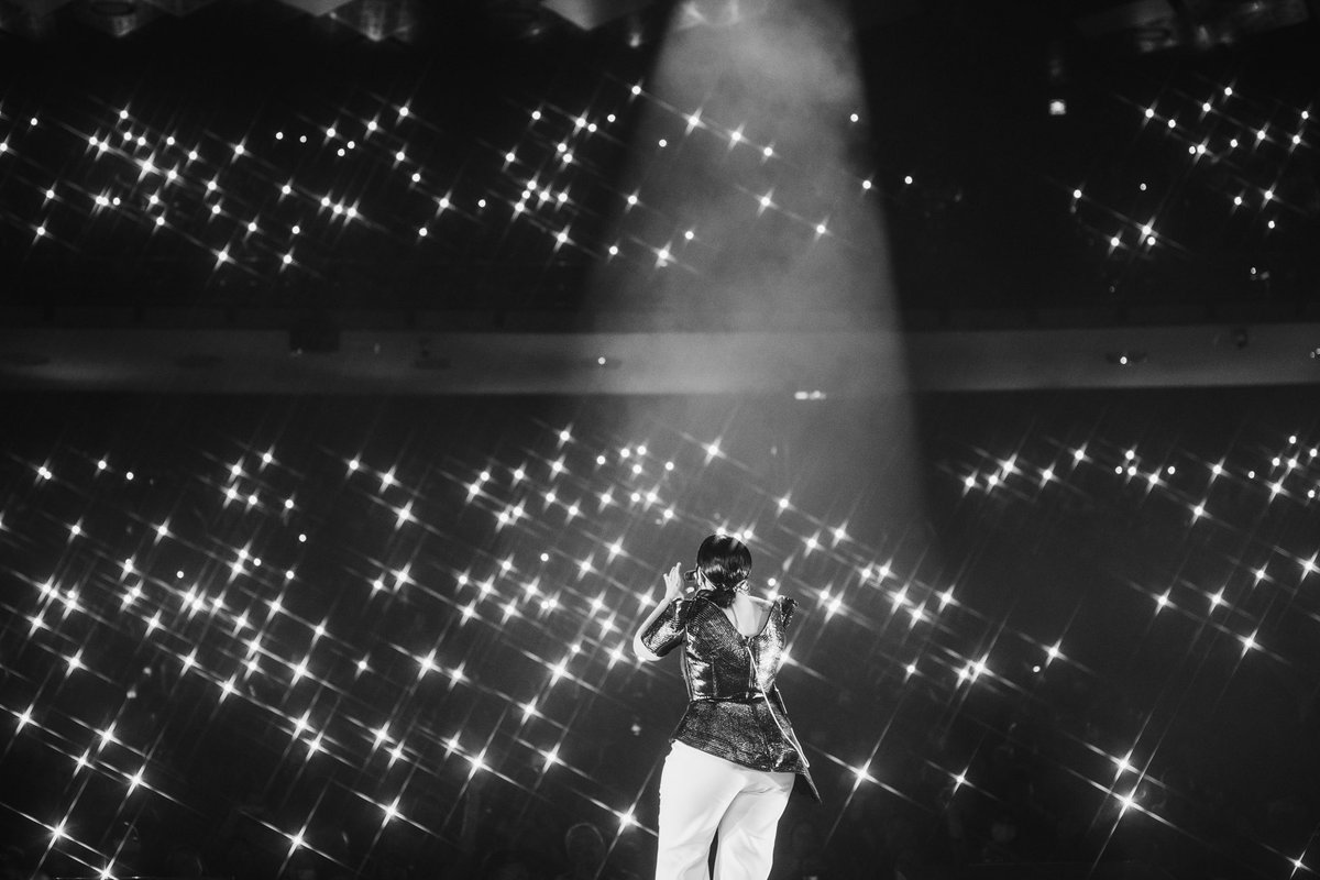 CarlaMorrisonmx's tweet photo. Noche 18🤍✨ Toluca, Mexico noche 3🤍✨ Al parecer 10 parejas se comprometieron en este concierto inolvidable! Que fuerte! Me dicen que soy la bebe cupido de estos tiempos?!?💘🤣✨ https://t.co/BufD16fHGI