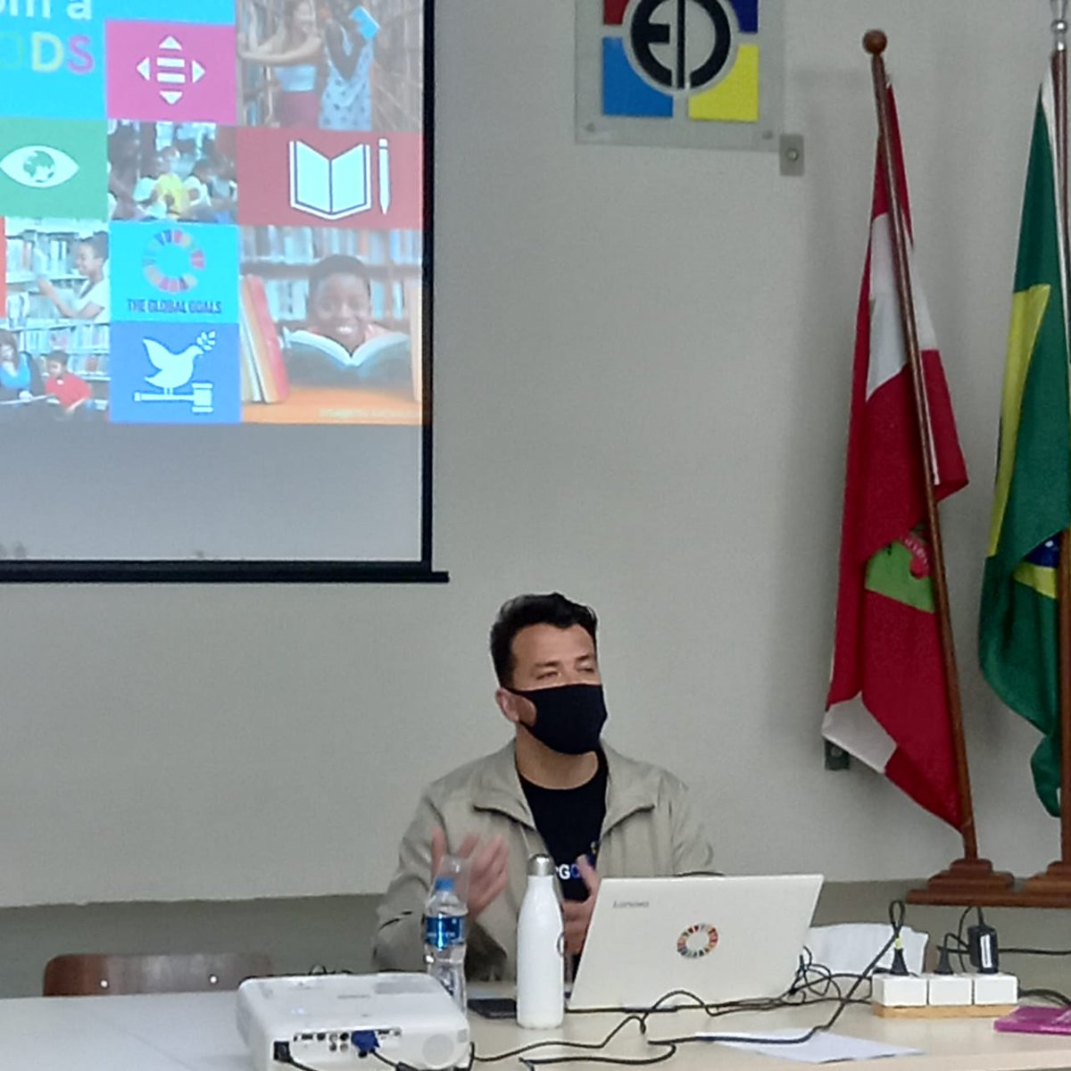GenilsonGeraldo's tweet photo. Muito feliz em poder conversar com os/as alunos do curso de Biblioteconomia da #UFSC sobre "O Papel da Biblioteconomia com a Agenda 2030 e os ODS".
#AulaInaugural #AulaMagna #Biblioteconomia #UFSC #Agenda2030 #ODS #MovimentoAssociativo #GPSCIN #PGCIN #DoutoradoemCI #BolsistaCNPq https://t.co/525kcxkk8x