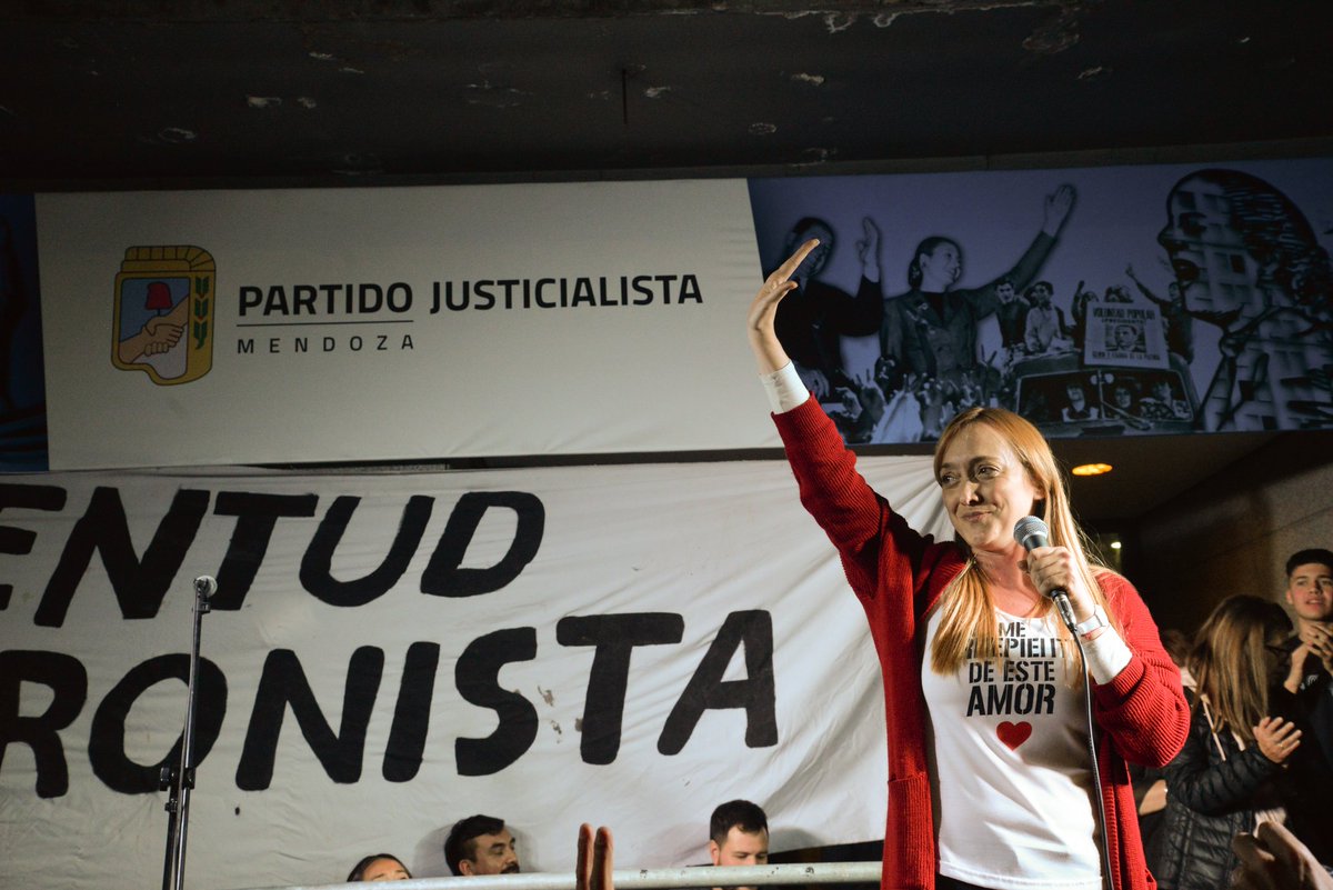 lucasilardo's tweet photo. En Mendoza, más de 4000 personas le dijimos al partido judicial que con el peronismo NO. 
En defensa de la democracia, de nuestro movimiento y de la más importante dirigente política de los últimos 40 años.
#MendozaConCristina #PeronismoUnido https://t.co/Ufp8rYTKRO