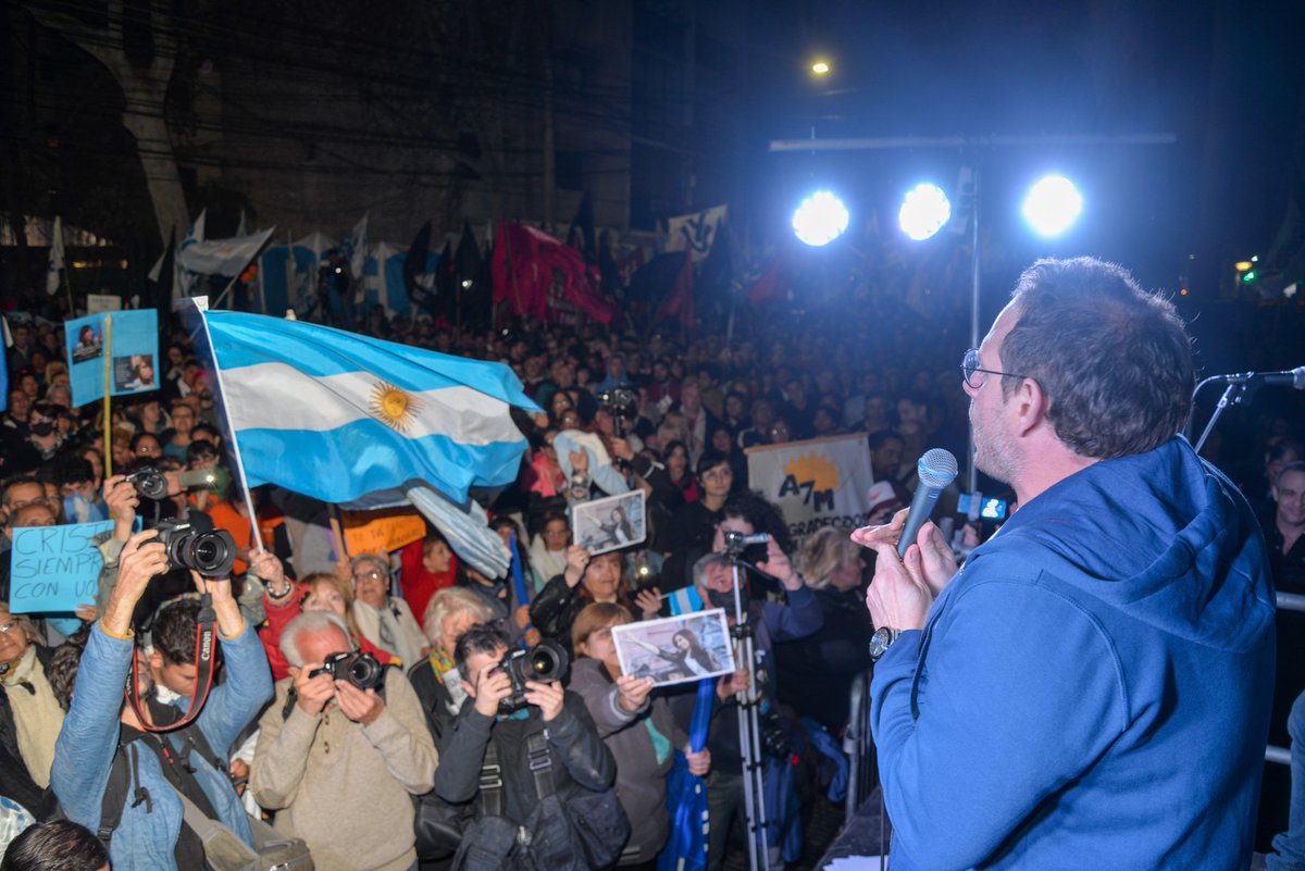 lucasilardo's tweet photo. En Mendoza, más de 4000 personas le dijimos al partido judicial que con el peronismo NO. 
En defensa de la democracia, de nuestro movimiento y de la más importante dirigente política de los últimos 40 años.
#MendozaConCristina #PeronismoUnido https://t.co/Ufp8rYTKRO