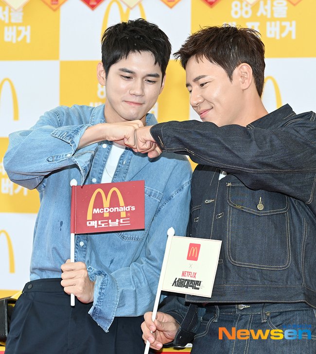 KPOP WORLD INA on Twitter: "Lee Kyuhyung and Ong Seongwu at McDonald's