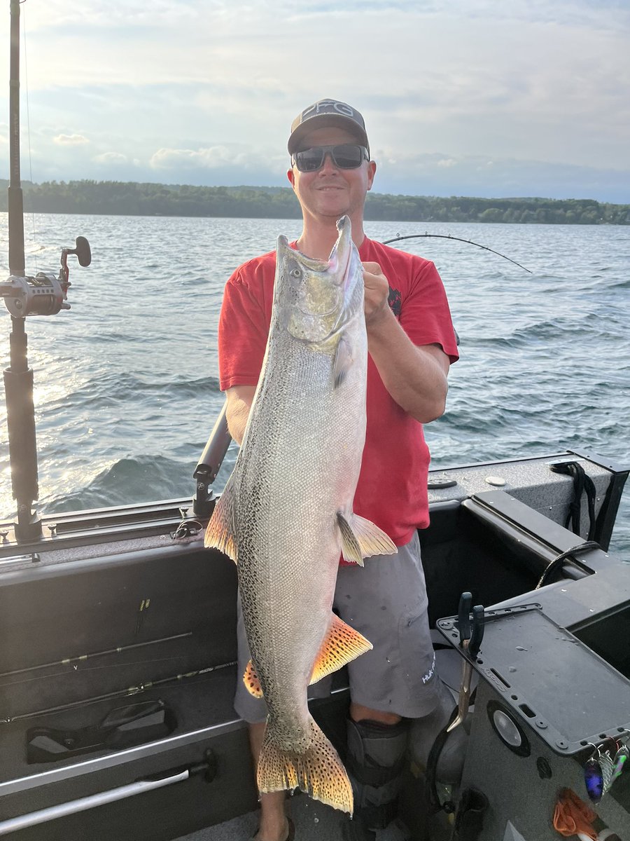 chadbrown077's tweet photo. Good night of fishing 🎣 in Owen Sound with my buddy. Fish look bigger with him for some reason #samefish https://t.co/kR7T0LjEhv
