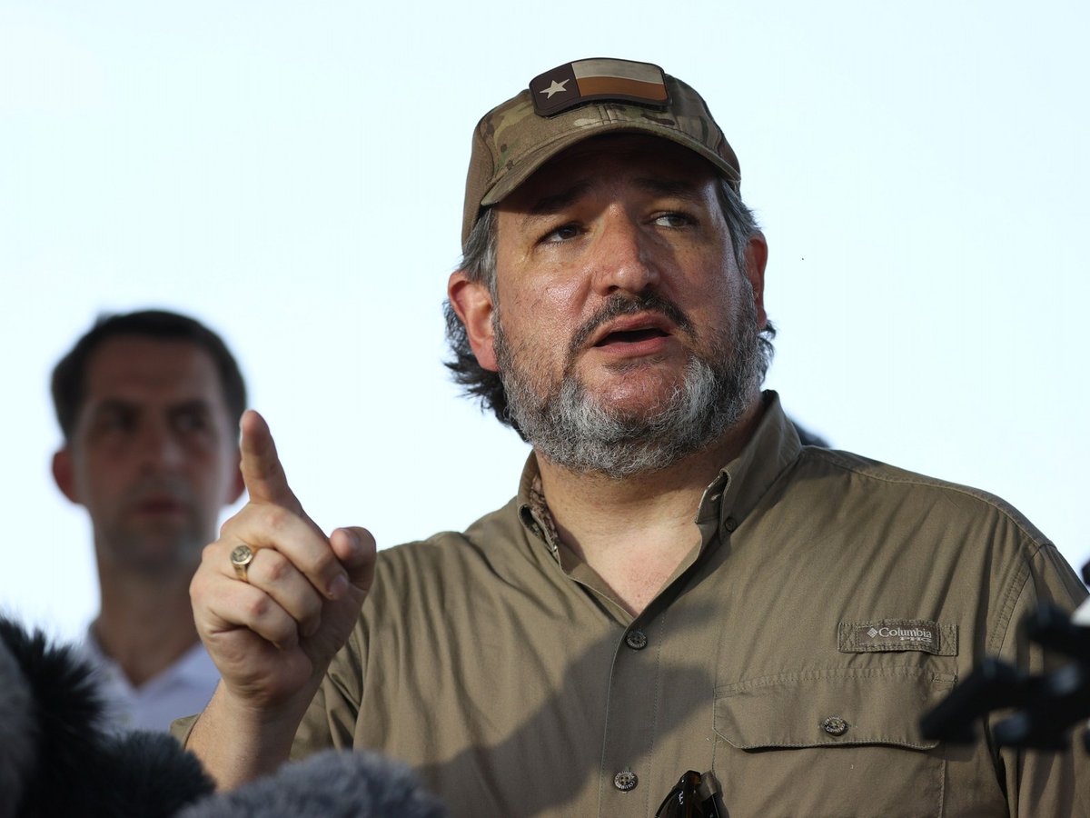 Bolivian guerilla leader detained at Cancun nightclub, offers wife as hostage in his place.