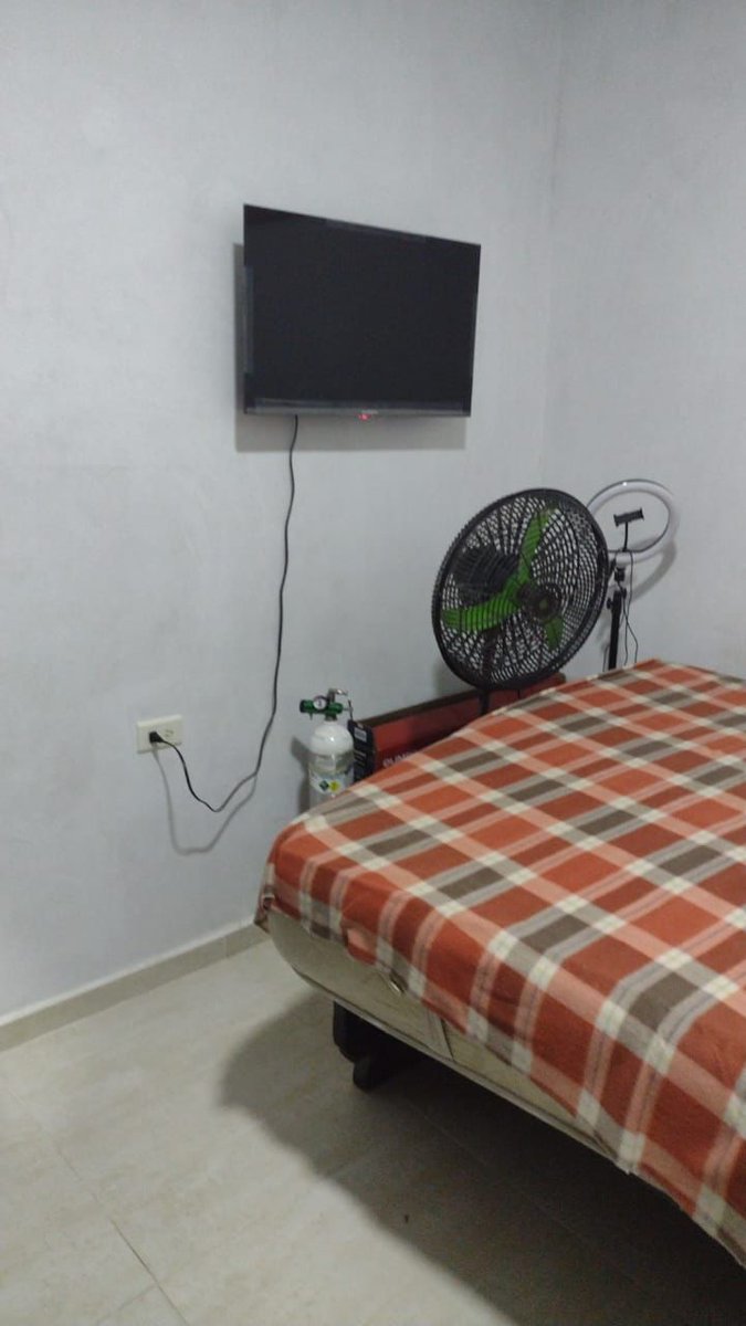 Mariogiraldor's tweet photo. Les traigo actualización de Karen 

Aclaro que las fotos son autorizadas por su mamá. 

A Karen la mudamos para poder hacer los trabajos en su casa (no puedo estar en medio del polvorín)unos amigos le compraron un tv, se le compró un buen mercado y estuvo nuevamente hospitalizada https://t.co/OsscL61eXl